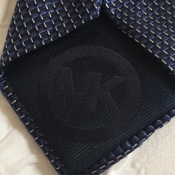 Michael Kors Classic 100% Silk Tie - Picture 5 of 5
